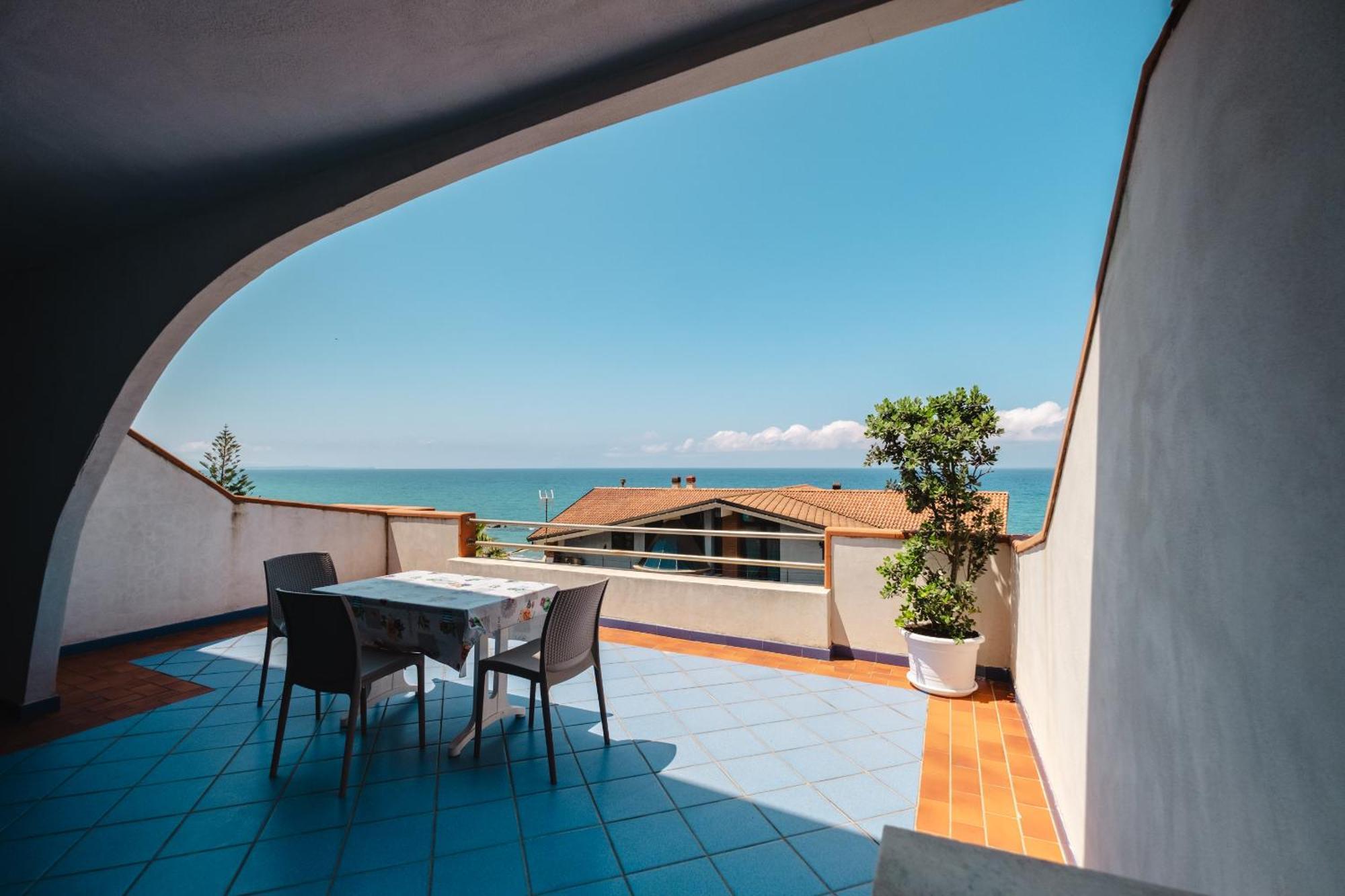 Oasi Azzurra Aparthotel Messina Exterior photo